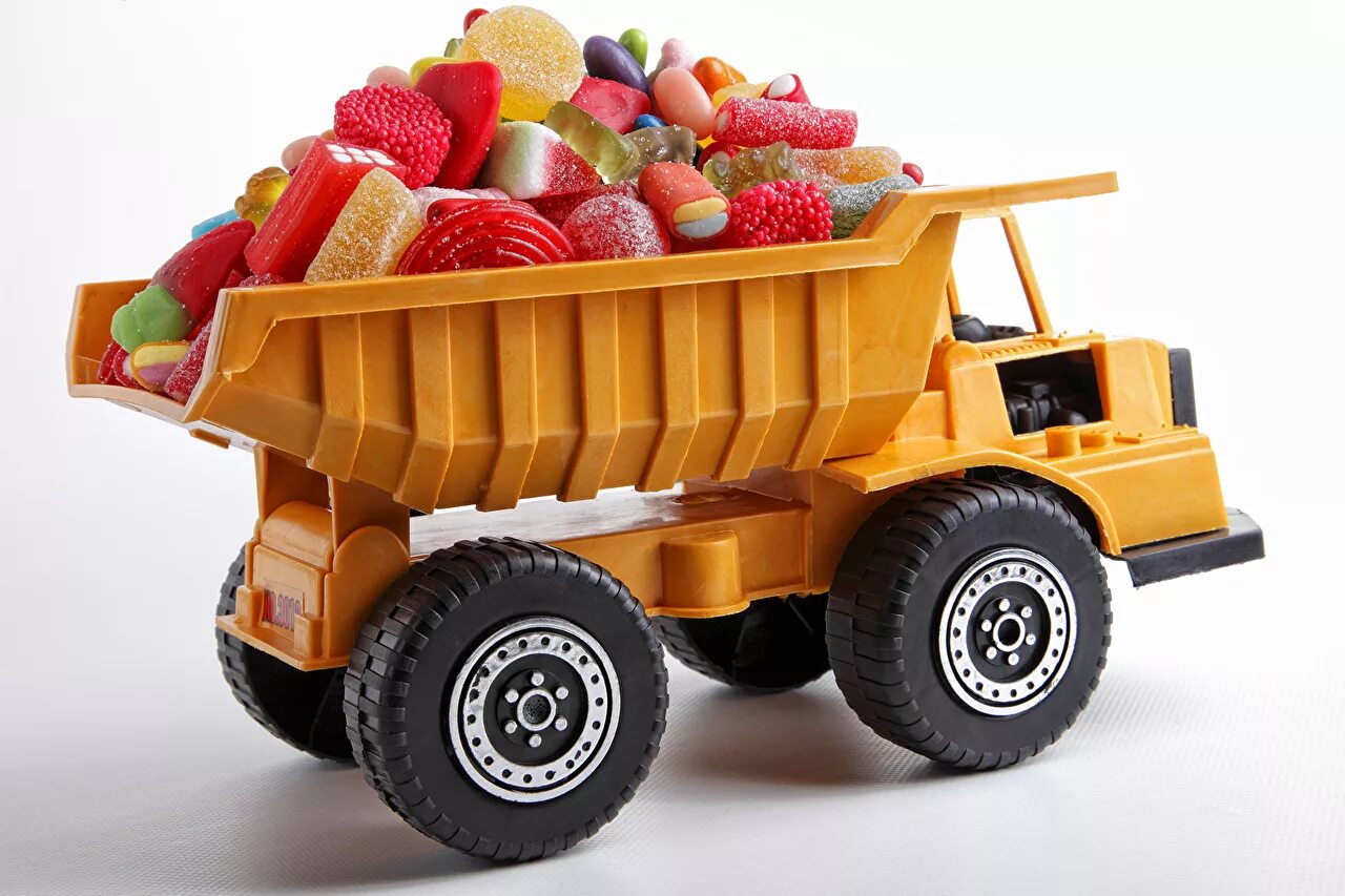 Truck toy cars. Грузовик игрушка. Грузовик с конфетами. Игрушечные грузовые машины. Грузовик с фруктами.