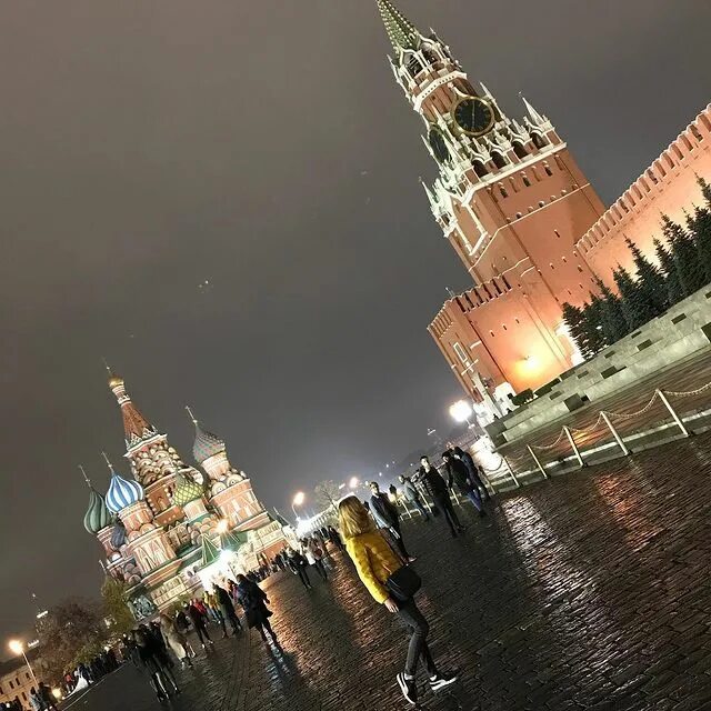 прогулка на патриарших прудах в москве. по москве. никита михалков в молодости я шагаю по москве. красивая девушка на красной площади. я иду по москве.