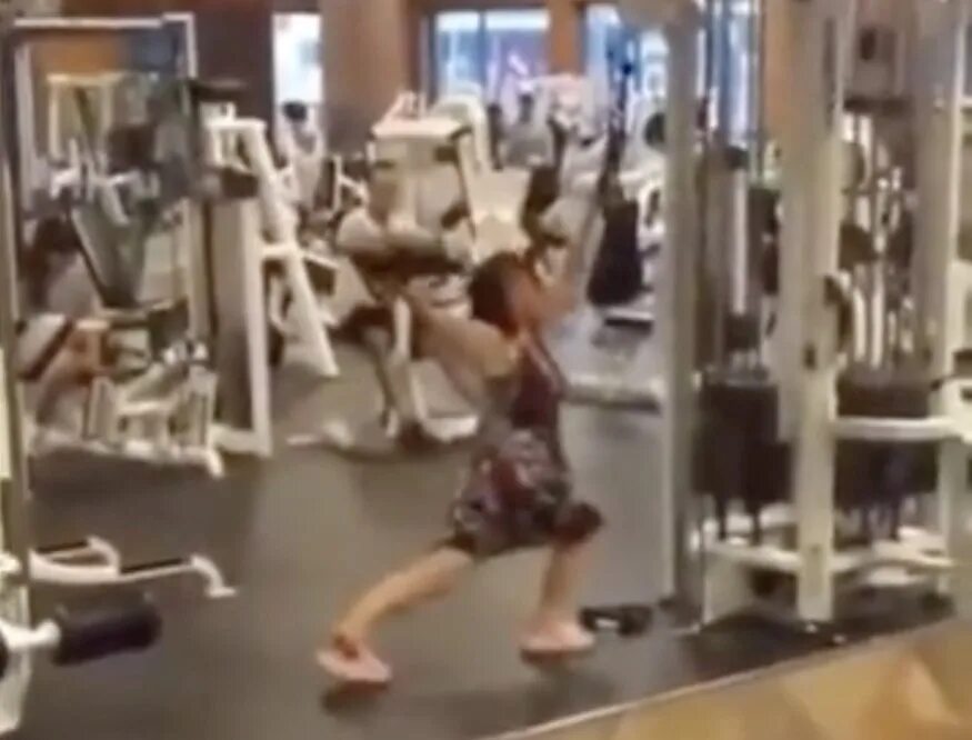 Штанга в спортзале. Фото смешные падения в спортзале. Как заниматься в зале без тренера новичку. Тренировка в тренажерном зале. Странные упражнения в зале.