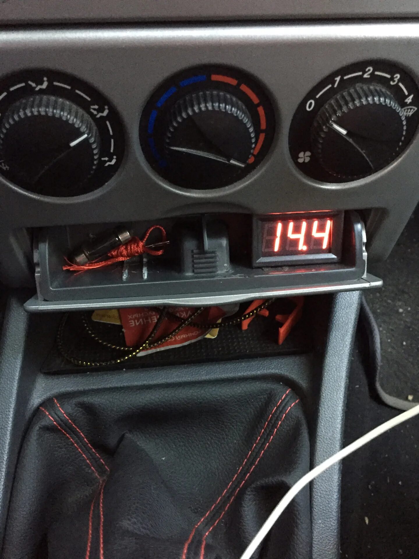 Вольтметр в кнопку приора. Вольтметр приора 1. Салонный вольтметр приора. Вольтметр в панель авто ваз калина 1. Вольтметр приора 2.