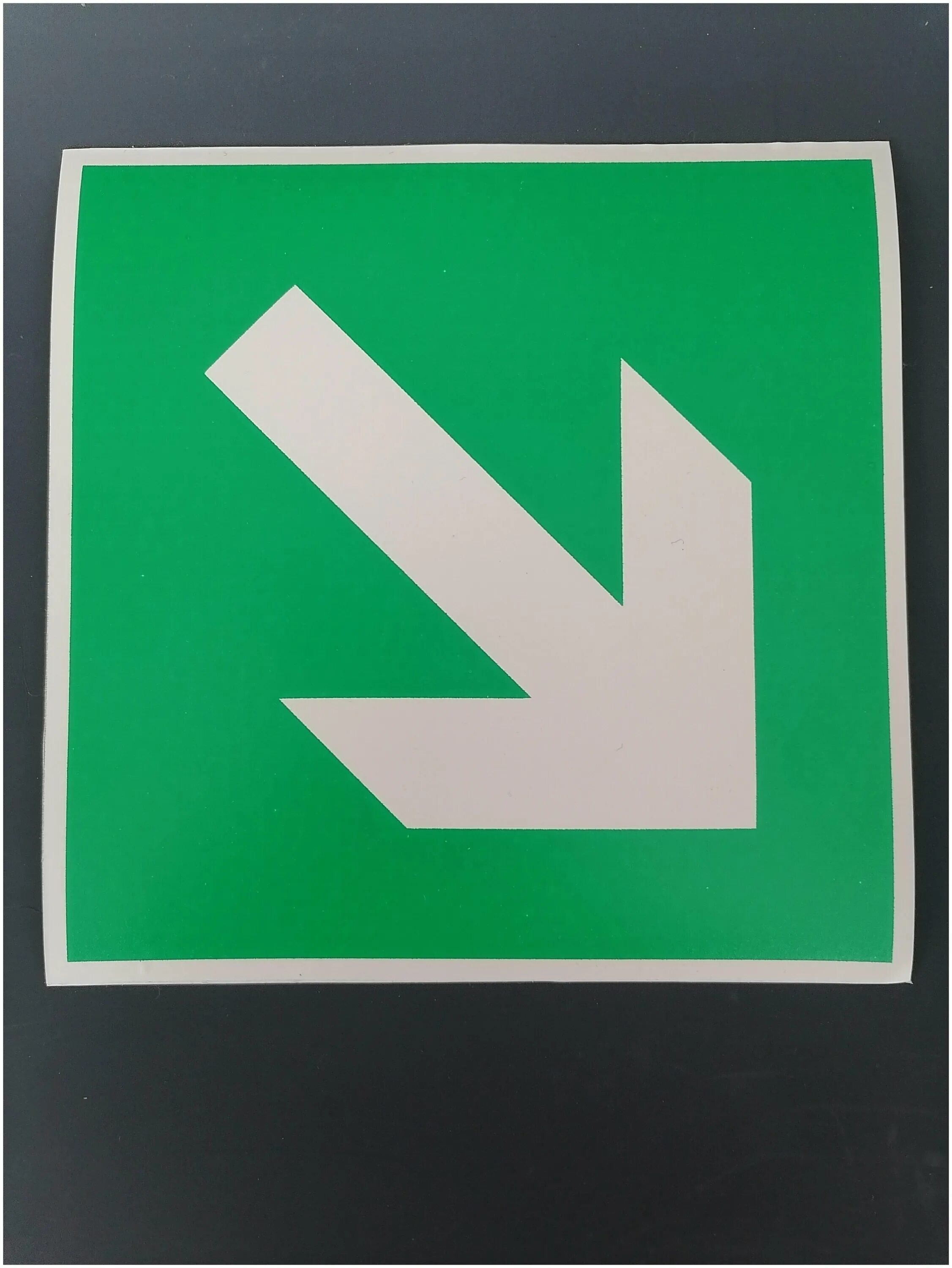 Знак «направляющая стрелка». Направляющая стрелка под углом. Наклейка направляющая стрелка. Эвакуационный знак направляющая стрелка bl-1515. Е 02-02 - направляющая стрелка под углом 45° (размер 200х200 мм).