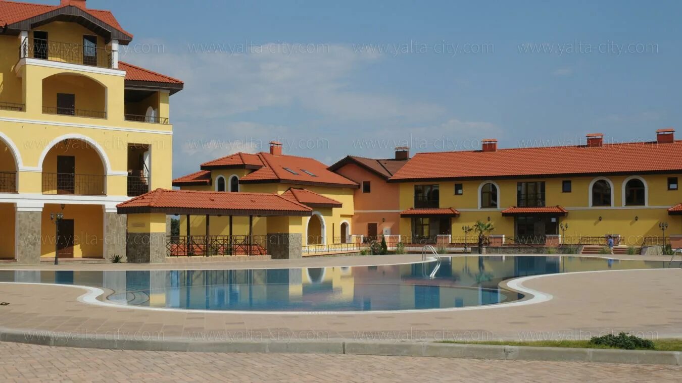 Деревня алупка. Жк испанская деревня алупка. Ялта испанская деревня. Жилой комплекс испанская деревня алупка. Деревня алупка.