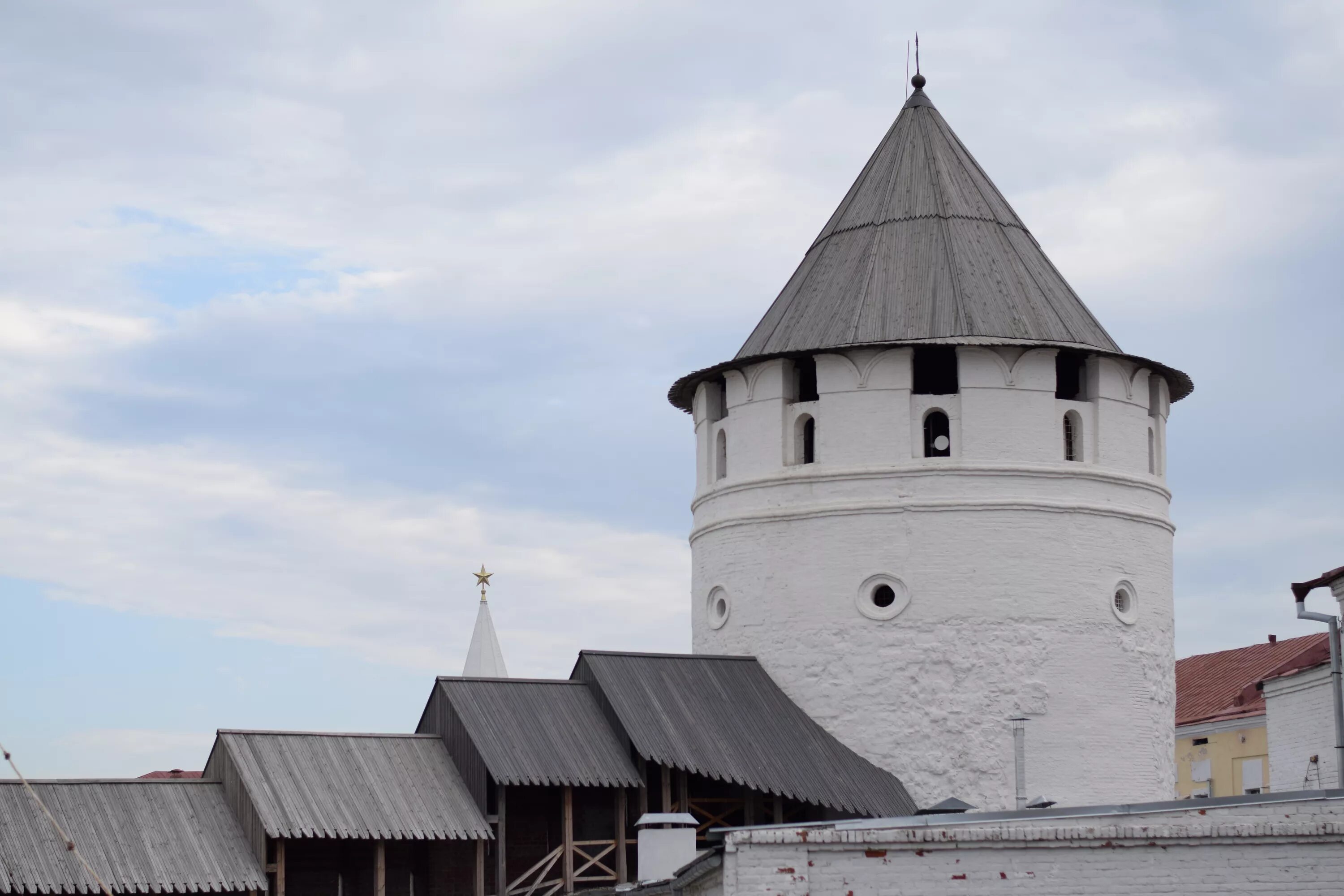 Казань Кремль Консисторская башня. Юго-Западная башня Казанского Кремля. Северо-Восточная круглая башня Казанского Кремля. Безымянная круглая башня Казанского Кремля. Плавный башня