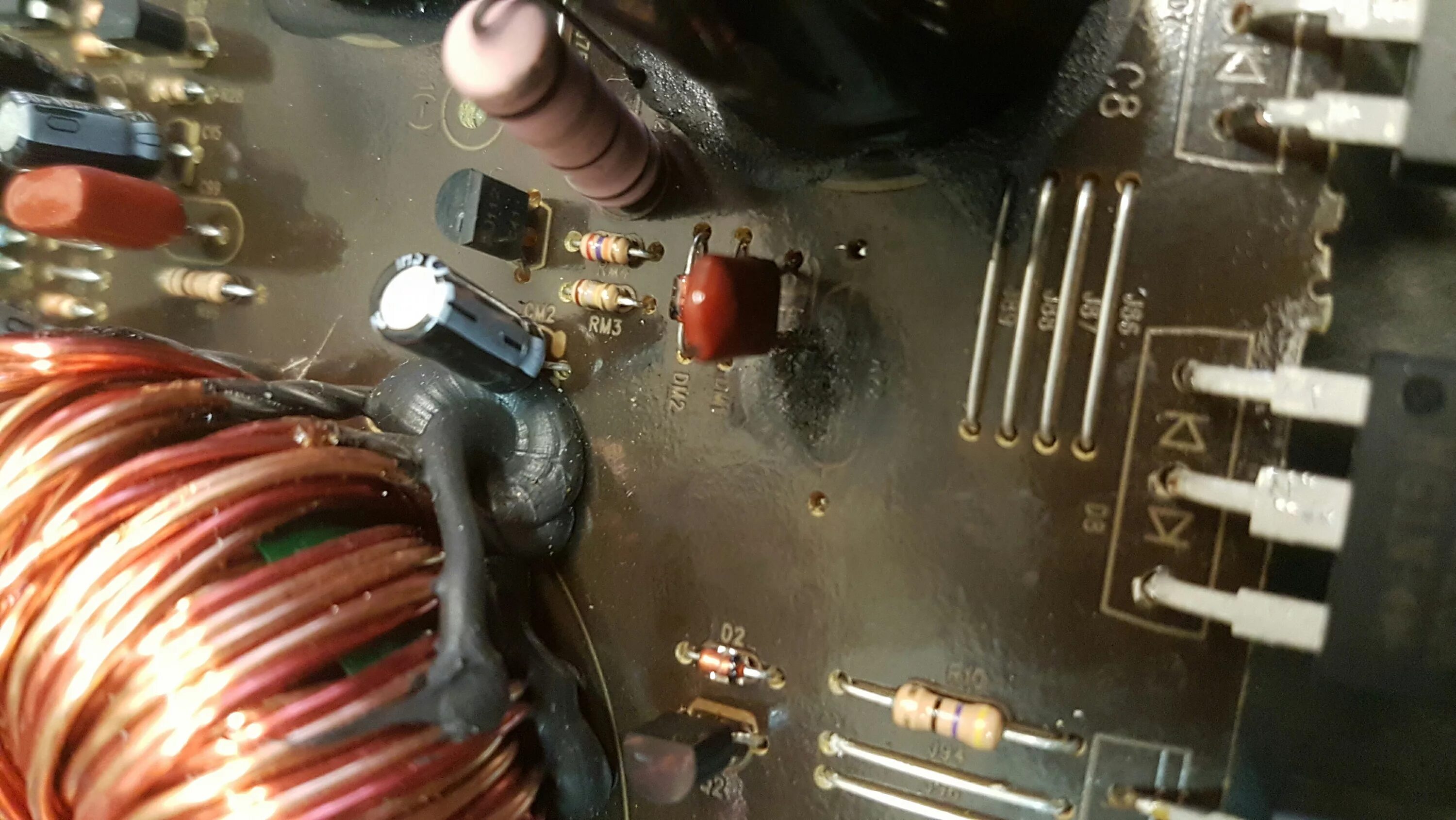 Сгорело сопротивление. Резистор се027 сгорел. Kicx RTS 4.100 r168 220 радиодетали. Резистор для усилителя. Неисправный резистор.