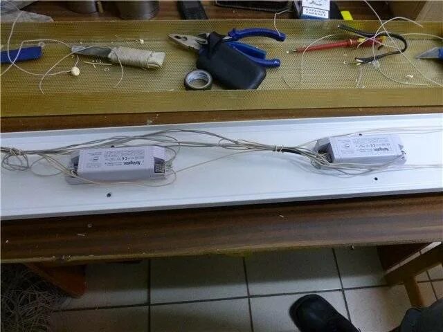 Включить люминесцентную лампу. Дроссель вилка лампы дневного света. подключить лампу дневного света. переделка люминесцентного светильника под светодиодные лампы. конструкция люминесцентного светильника.