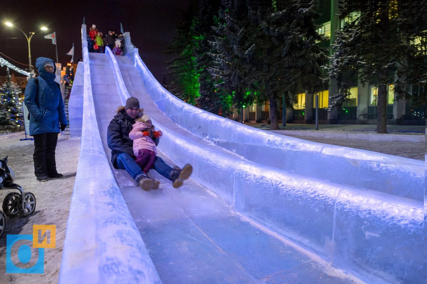 Тюбинговая горка в коломенском парке. Ледяной городок нефтеюганск 2022. Горки на площади революции. В москве открыли ледяную горку. Ледовый городок пермь 2023.