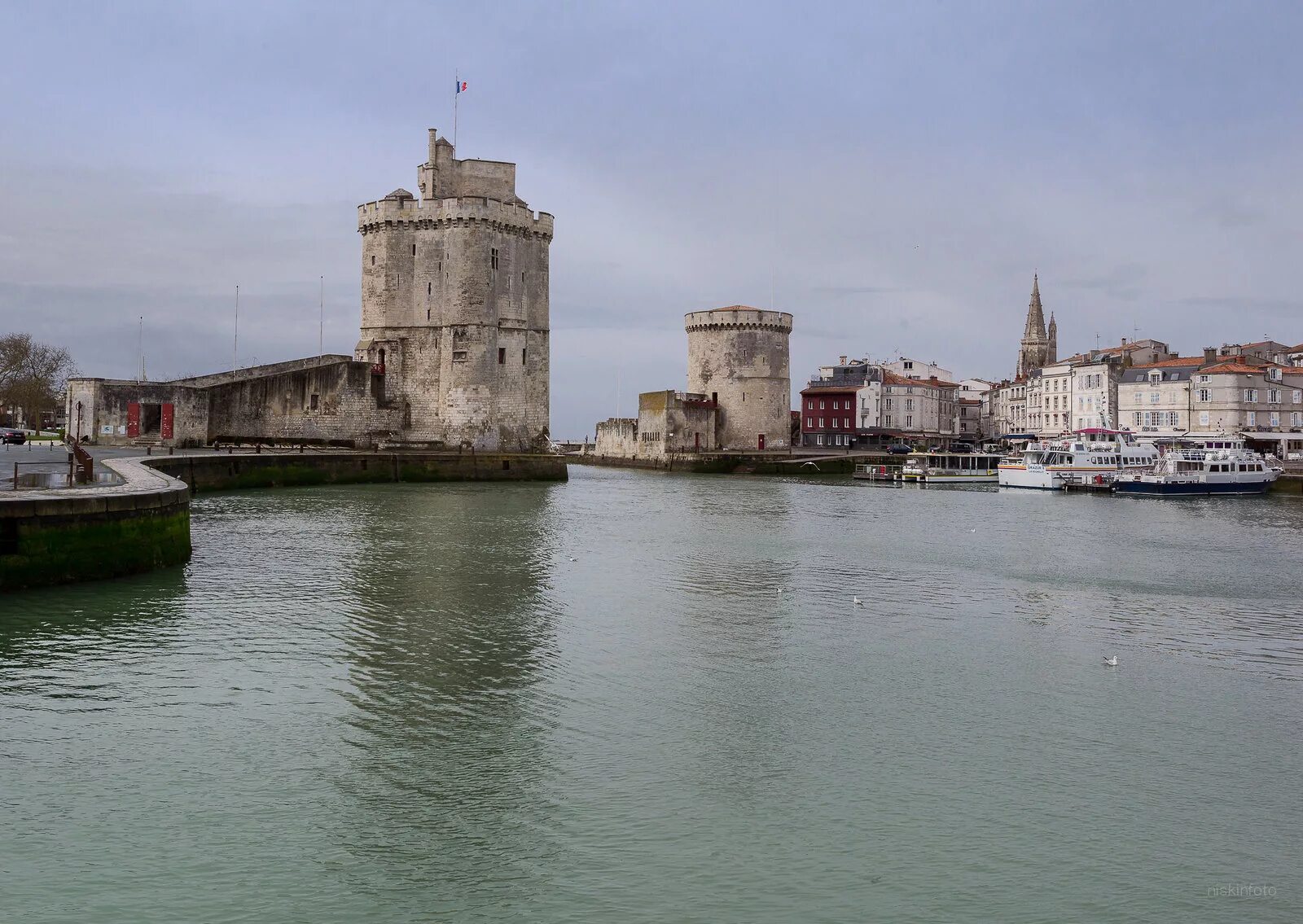 La rochelle. Ля-Рошель Франция. Ля Рошель город во Франции. Порт ля Рошель. Древний порт ла-Рошели.