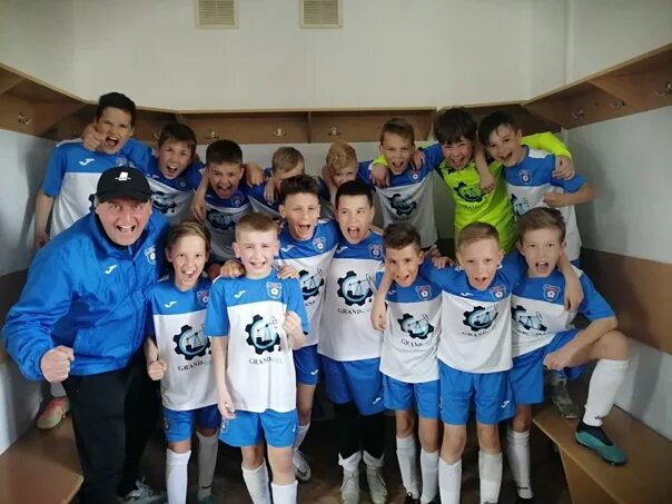 Скалы ветлан поход. Географическое положение западной части урала. Запад урала. Запад урала. Запад урала.