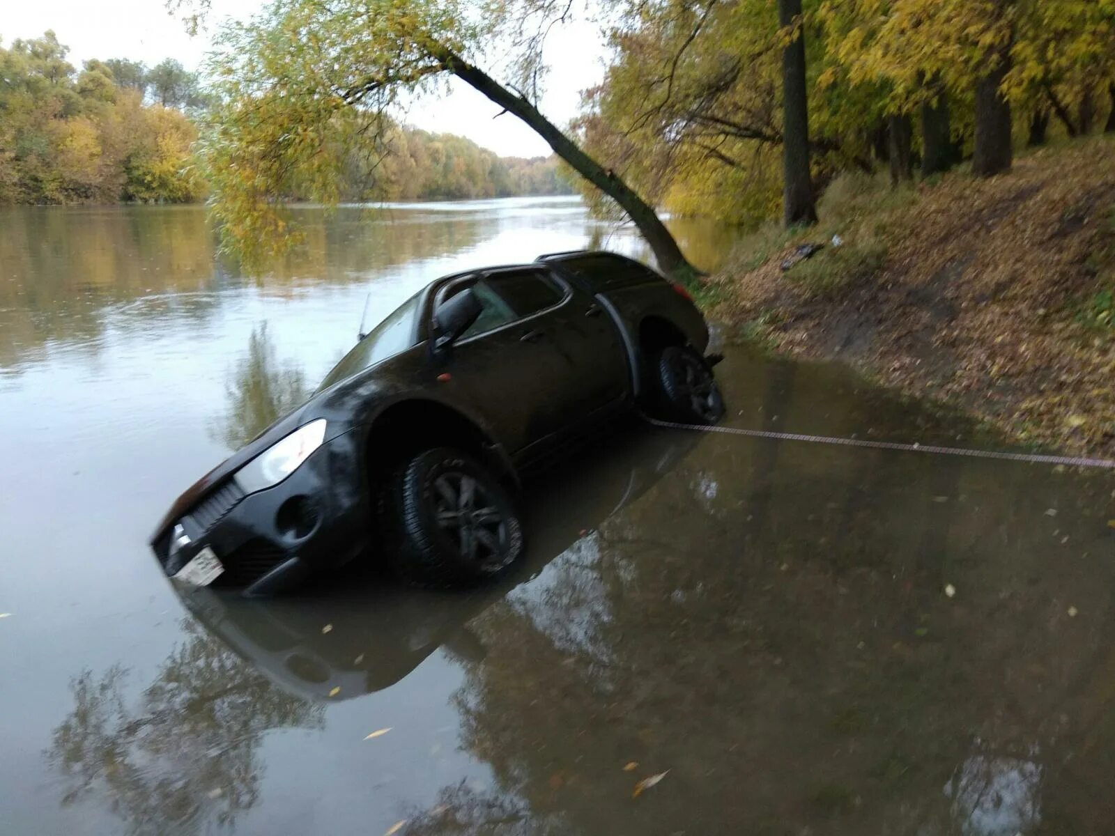 Автомобиль в реке. Утонувший автомобиль.