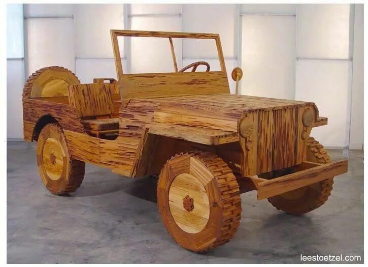 Деревянный автомобиль. Машинка из дерева. Машина из дерева. Автомобиль из дерева для детей.