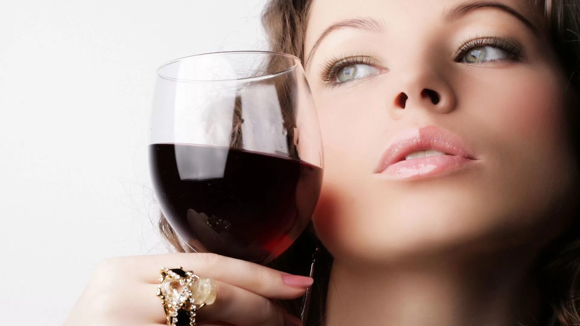 Чуть чуть вина. Девушка с бокалом. Девушка с вином. Красивая девушка с бокалом. Девушка с бокалом красного вина.