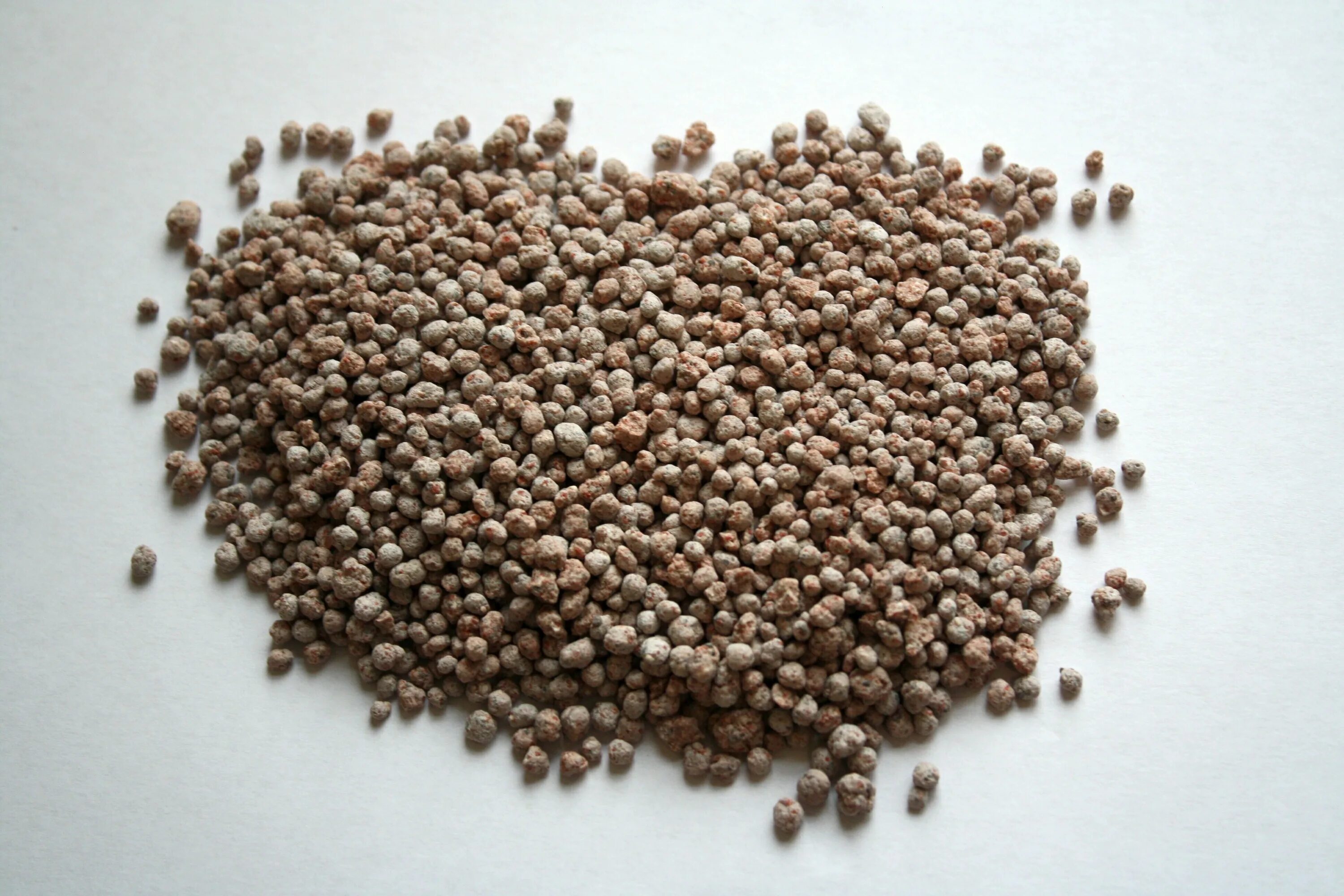 Удобрение коричневого цвета. Удобрение черные гранулы. Нафтол чда. Fertilizer ammonium phosphate. Белые и коричневые гранулы удобрения.