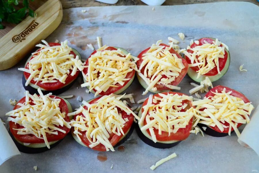 Баклажаны под сыром. Баклажаны с сыром и чесноком и помидорами. Баклажаны в духовке с помидорами и сыром и чесноком. Баклажаны под помидорами с сыром. Баклажаны сыр помидоры чеснок на сковороде