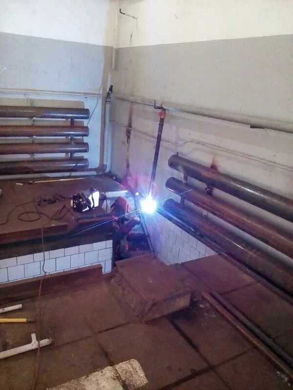 Газосварка отопления. Сварка труб отопления электросваркой. Сварка газовых труб. Демонтаж батареи отопления. Сварка железных труб.