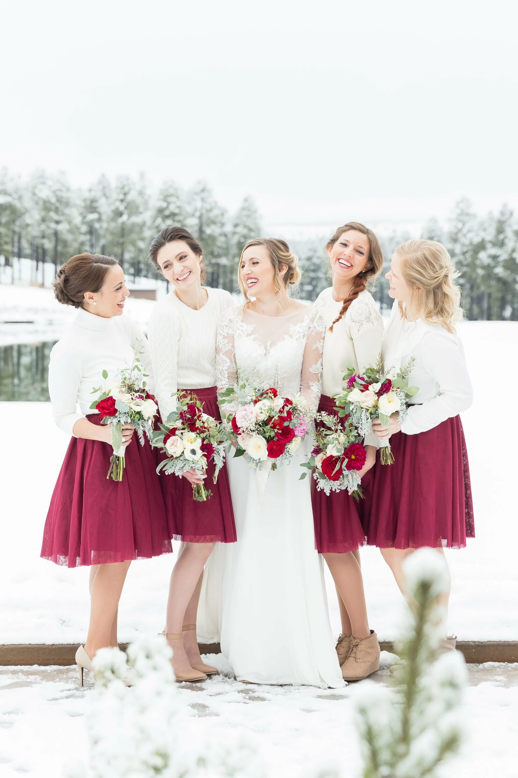 Фиолетовая свадьба зимой. Образ гостя на свадьбу девушка зима. Образ на зимнюю свадьбу для гостьи. Платье для зимней свадьбы для гостей. Подружки невесты зимой.