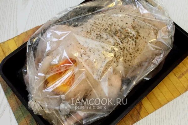 Сколько жарится утка в духовке в рукаве. Рукав для запекания утки. утка в пакете для запекания в духовке. утка запеченная в пакете. утка с апельсинами в духовке в пакете для запекания.