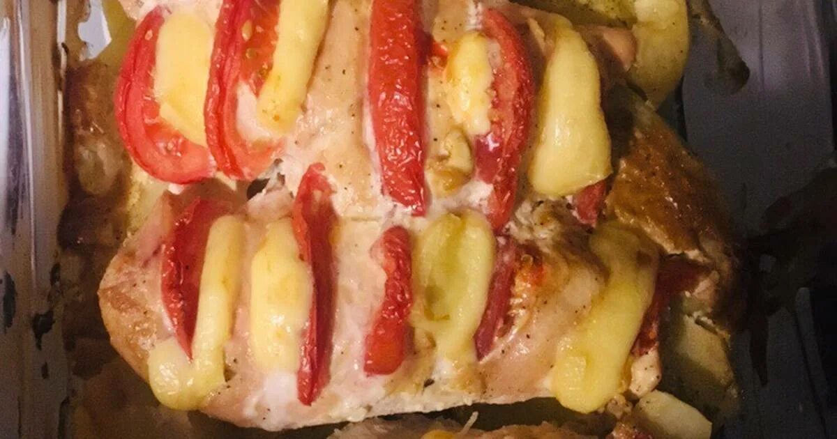 Куриная грудинка картошка. Картофель запеченный с грудинкой. Куриное грудуа с картошкой. Куриная грудка запеченная с картошкой в духовке. Куриное филе с картошкой в духовке.