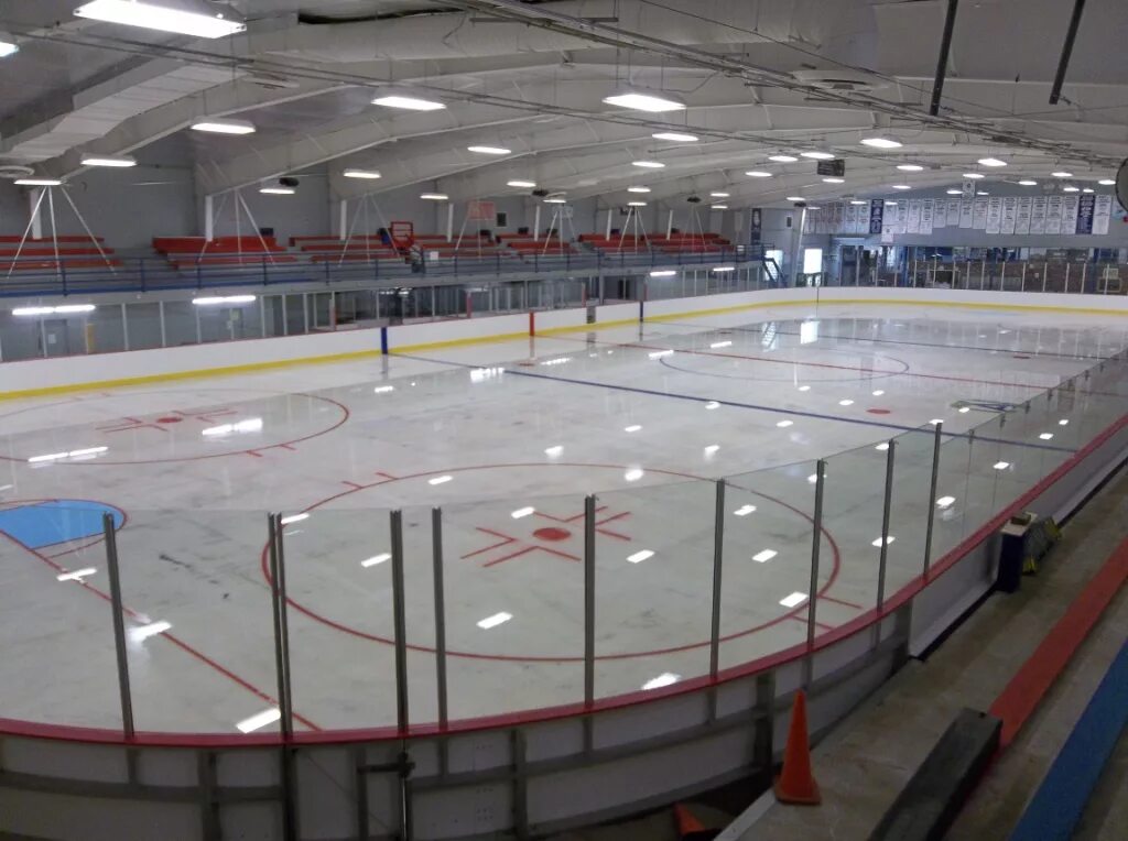 Манеж каток. Ice hockey rink. хоккейный каток. каток с трибунами. хоккейная площадка пустая.