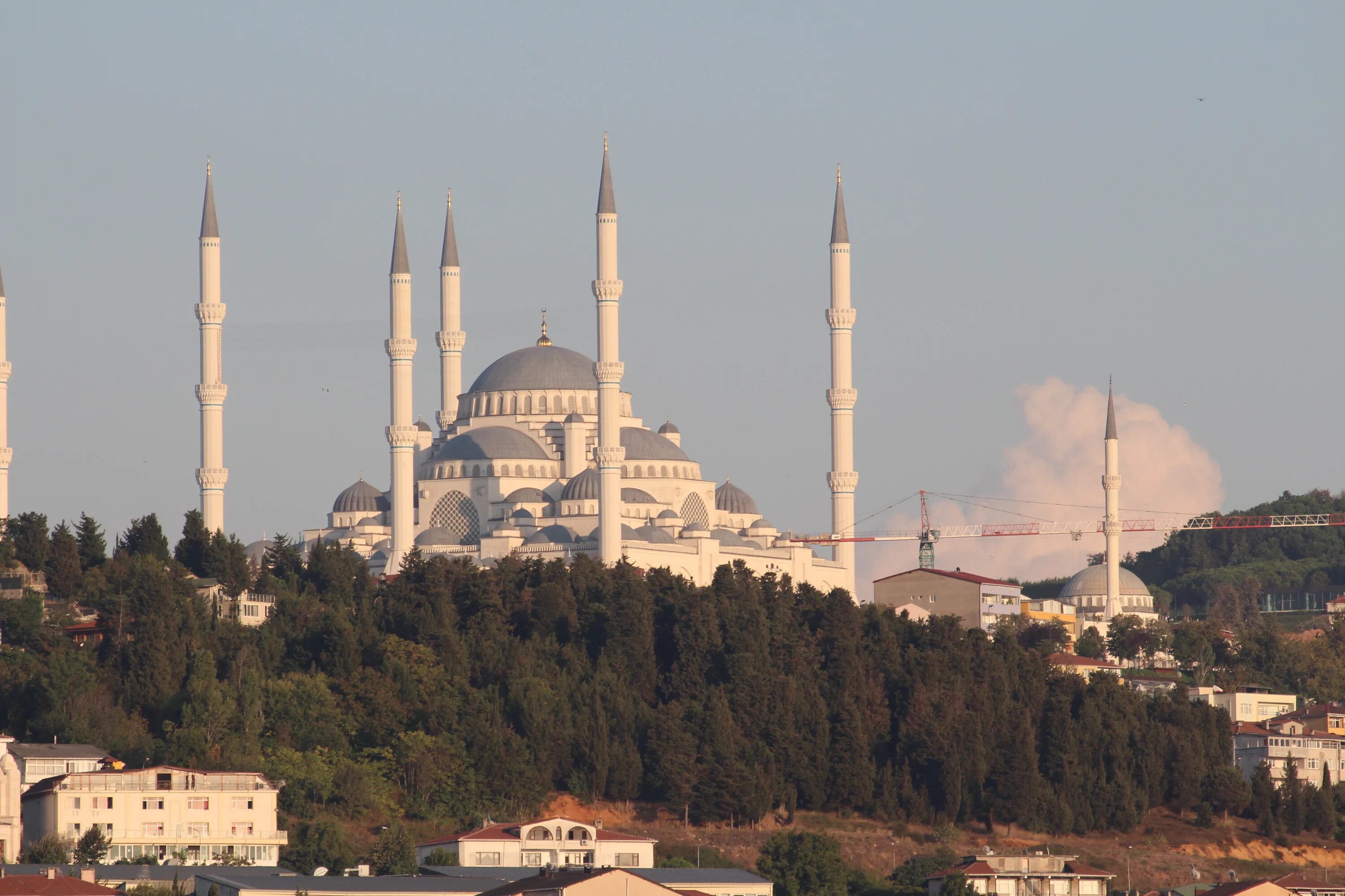 Стамбул мечеть чалмыджан. Большая новая мечеть в турции. Мечеть хора стамбул стала мечетью. Мечеть на холме чамлыджа стамбул. Мечеть джамлыджа в стамбуле.