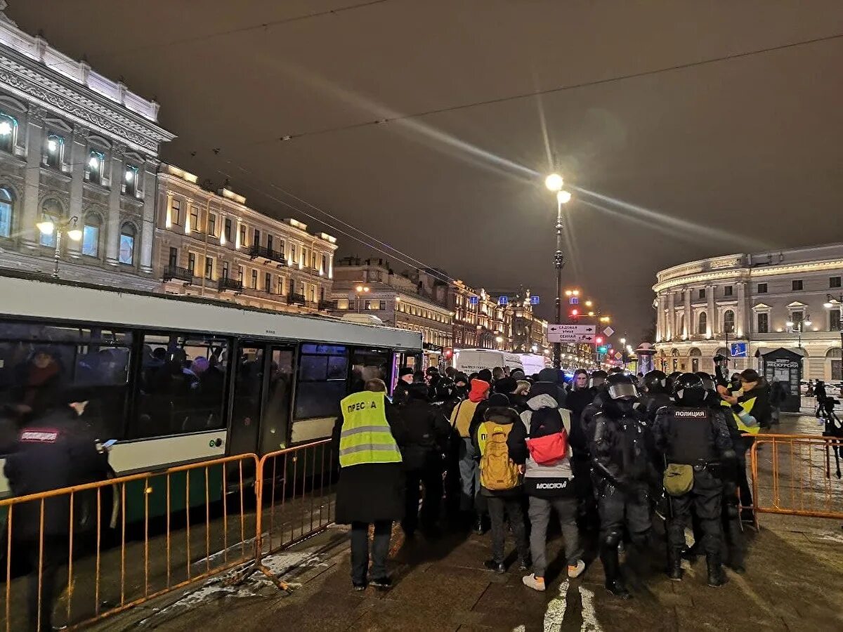 Что сейчас происходит в питере. Петербург 2 февраля 2025 протесты. обстановка в питере на сегодняшний день. митинг 2 февраля спб. петербург люди.