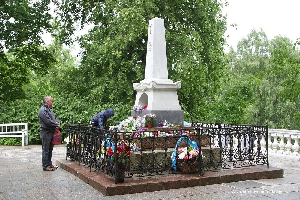 Где кладбище пушкина. Могила Пушкина 1837. Могила Пушкина 1922.