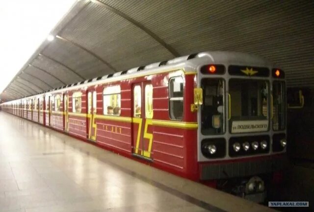 Красный поезд метро москва. Метропоезд красная стрела санкт-петербург. Красный поезд метро москва. Поезд метро красная стрела 75 лет. Метропоезд красная стрела санкт-петербург.