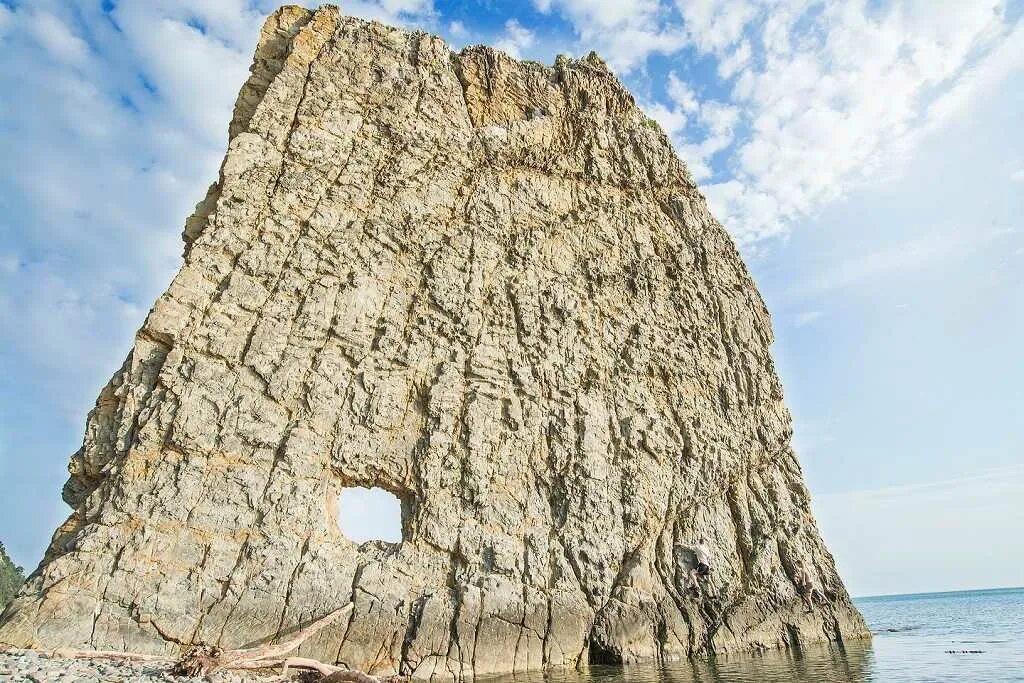 Планческие скалы краснодарский край. Скал адрес. Планческие скалы краснодарский край. Скала три пещеры свердловская область. Горы испании.