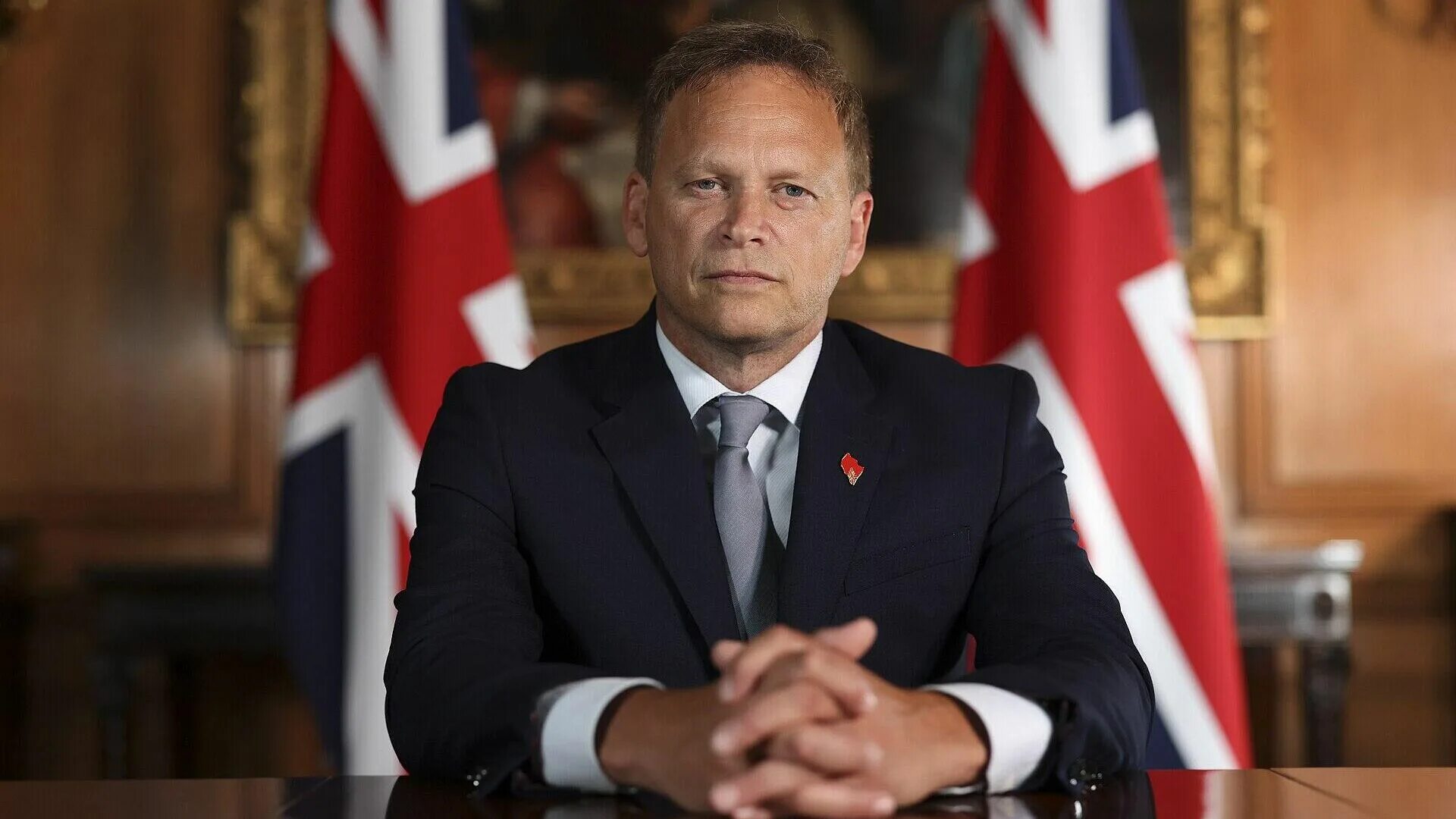 Грант шаппс. Министр транспорта сша фото. Новый министр швеции 2022. Shapps. Грант шаппс фото с беженкой.