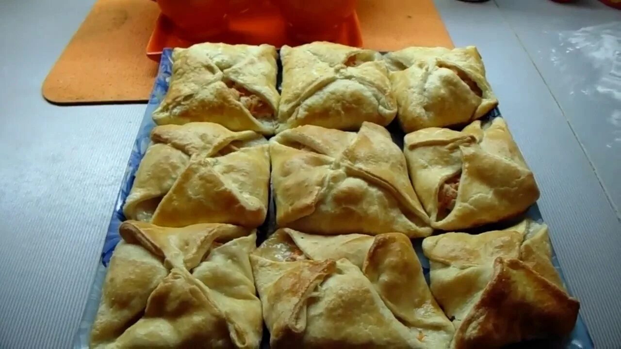 Конверт из теста с начинкой. Конвертики из теста. слойки конвертики. слоёные конвертики с начинкой. конверты из слоеного теста.
