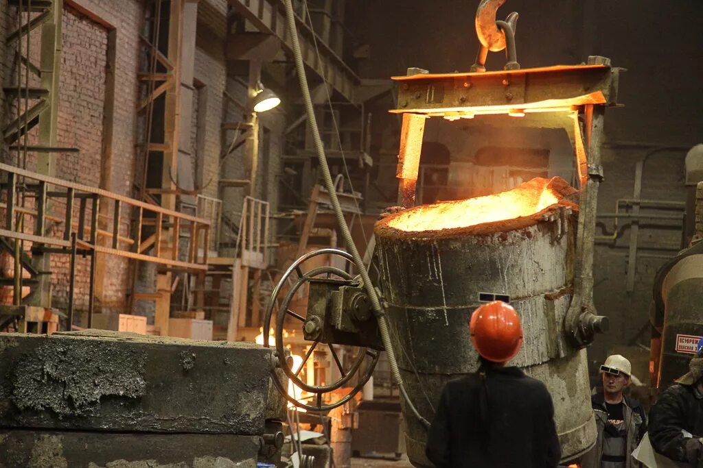 Из чего выплавляют чугун и сталь. Печи для плавки чугуна завод газ. печи для литейного производства. чугун на заводе. доменная печь чугун.