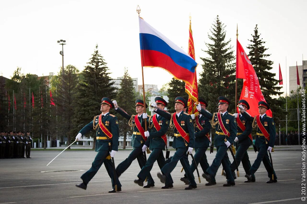 Солдат флаг россии. Военные маршируют. Российские войска маршируют. Солдаты РФ маршируют. Войска на параде Победы.