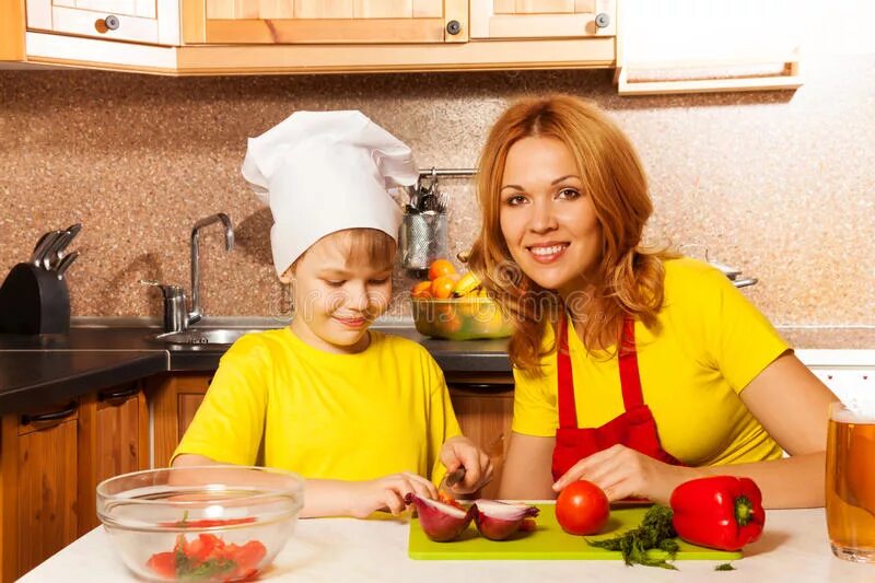 Мама приготовить сынам. Мальчик готовит с мамой. Мама режет овощи. Сын помогает маме на кухне.