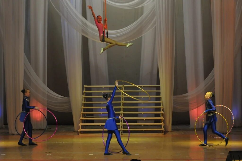 Эстрадно цирковое. Эстрадно цирковое. Студия эстрадно-циркового искусства. Студенты цирка. Цирковая студия ритм киров.