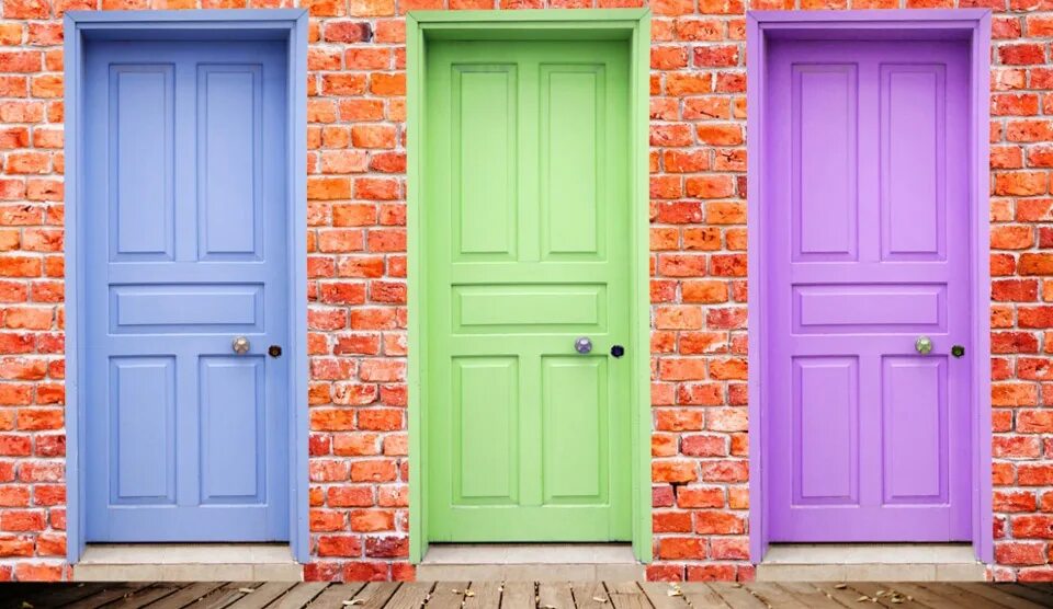 Блок из двух дверей. Разноцветные двери. Красивые двери. Разноцветные межкомнатные двери. Яркие двери.