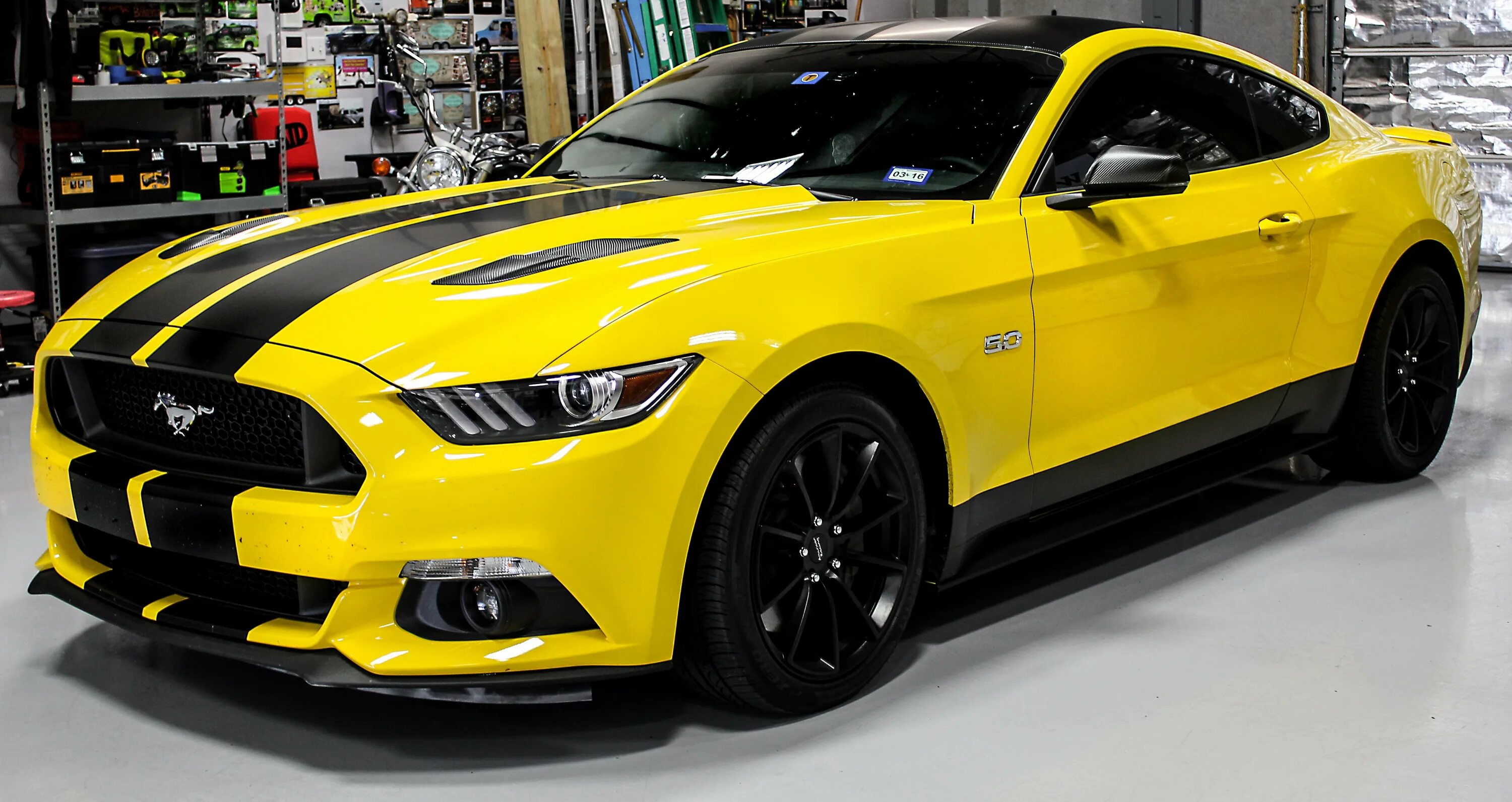 Ford Mustang 2020 желтый. Форд Мустанг ГТ желтый. Форд Мустанг ГТ 500 желтый. Форд Мустанг 2020 желтый. Машина с черными полосками