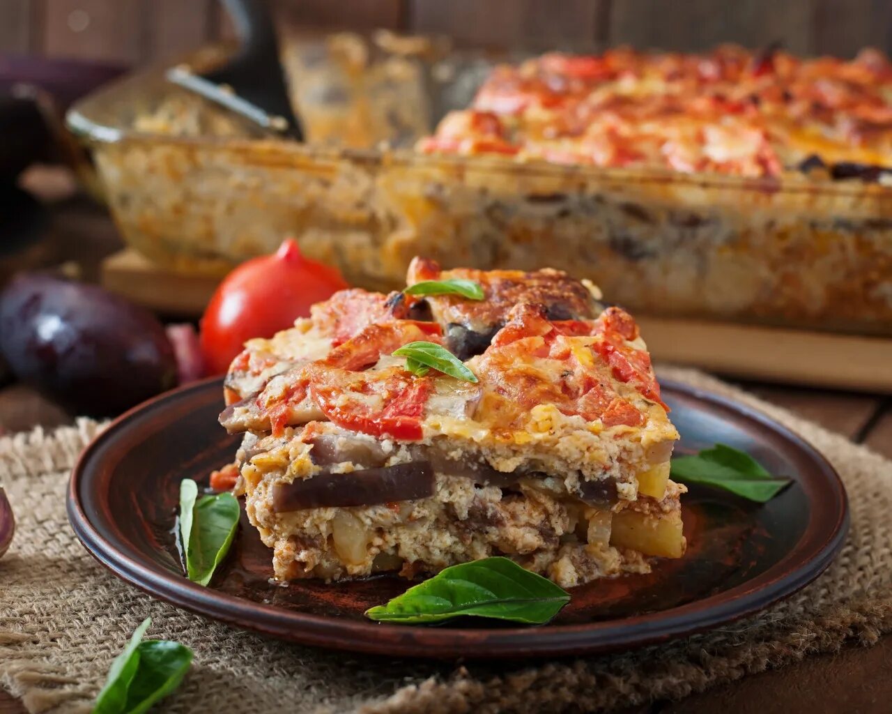 Греческая кухня мусака. Мусака рецепт с картошкой и баклажанами. Греческая кухня мусака. Греческая мусака. Мусака афинская.