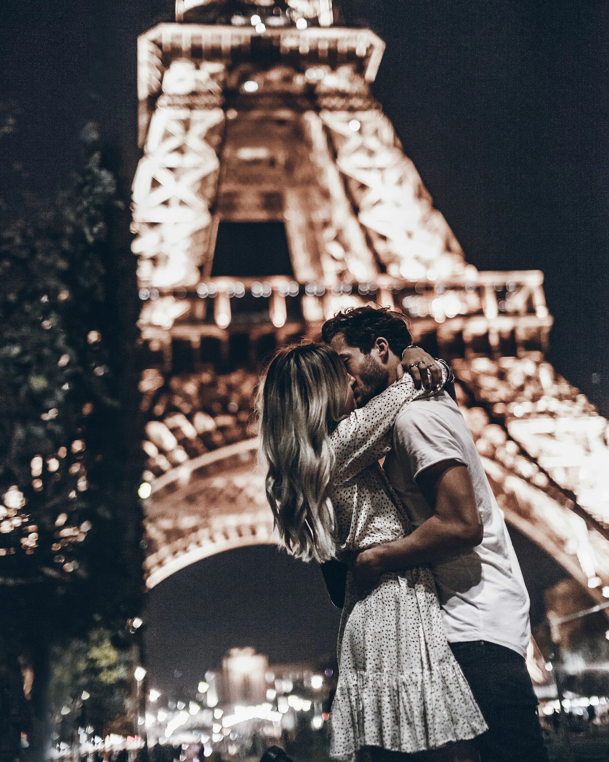Влюбленные и башня. Влюбленные в Париже. Поцелуй в Париже. Париж пара влюбленных. Париж романтика.