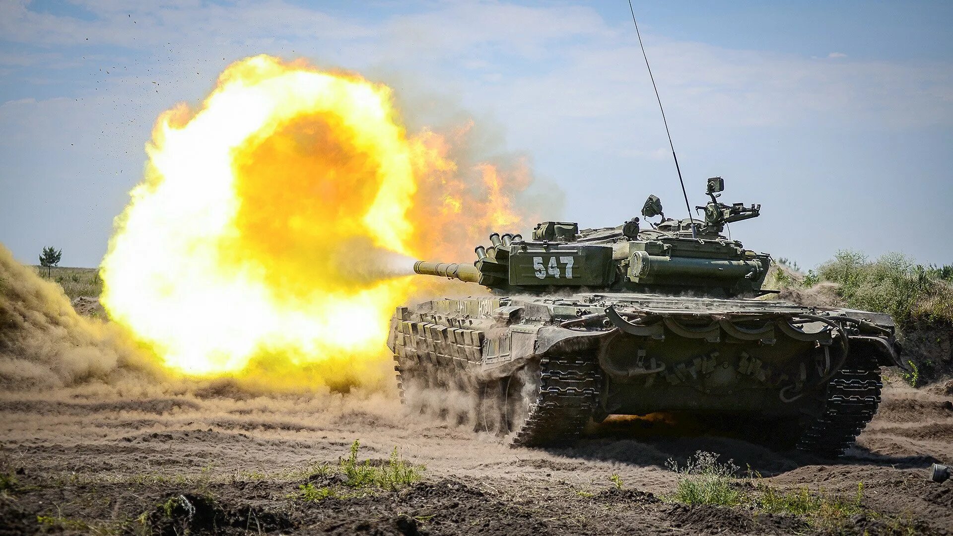 Выстрел из танка стоит. Танк т72 выстрел. т-72 в бою. т-72 в боях на украине. т72б3 в бою.