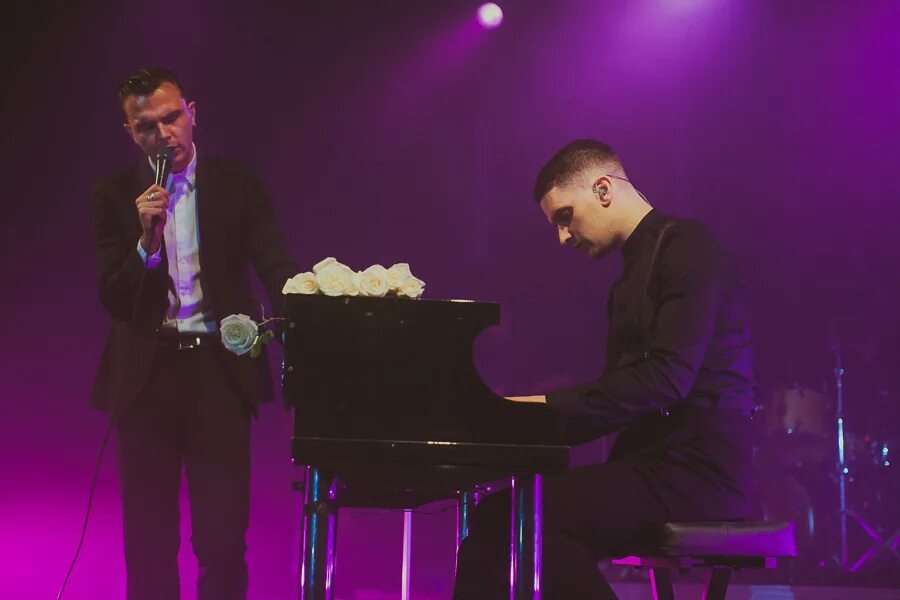 Hurts slow. Hurts. Hurts Band. Hurts Tour 20187. Hurts в России.