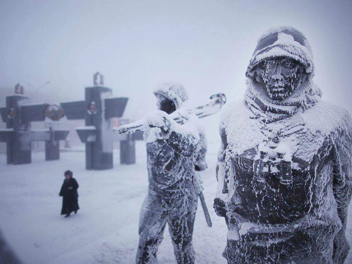 Нападение холодно. Самый холодный город в мире Оймякон. Замерзший город. Суровая зима. Холод.