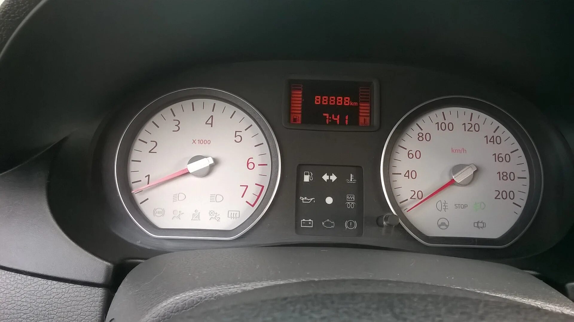 Рено пробег 5006. Электронный спидометр для рено логан 2. Спидометр рено логан 2. Самый большой пробег. Пробег 15000 на рено логан.