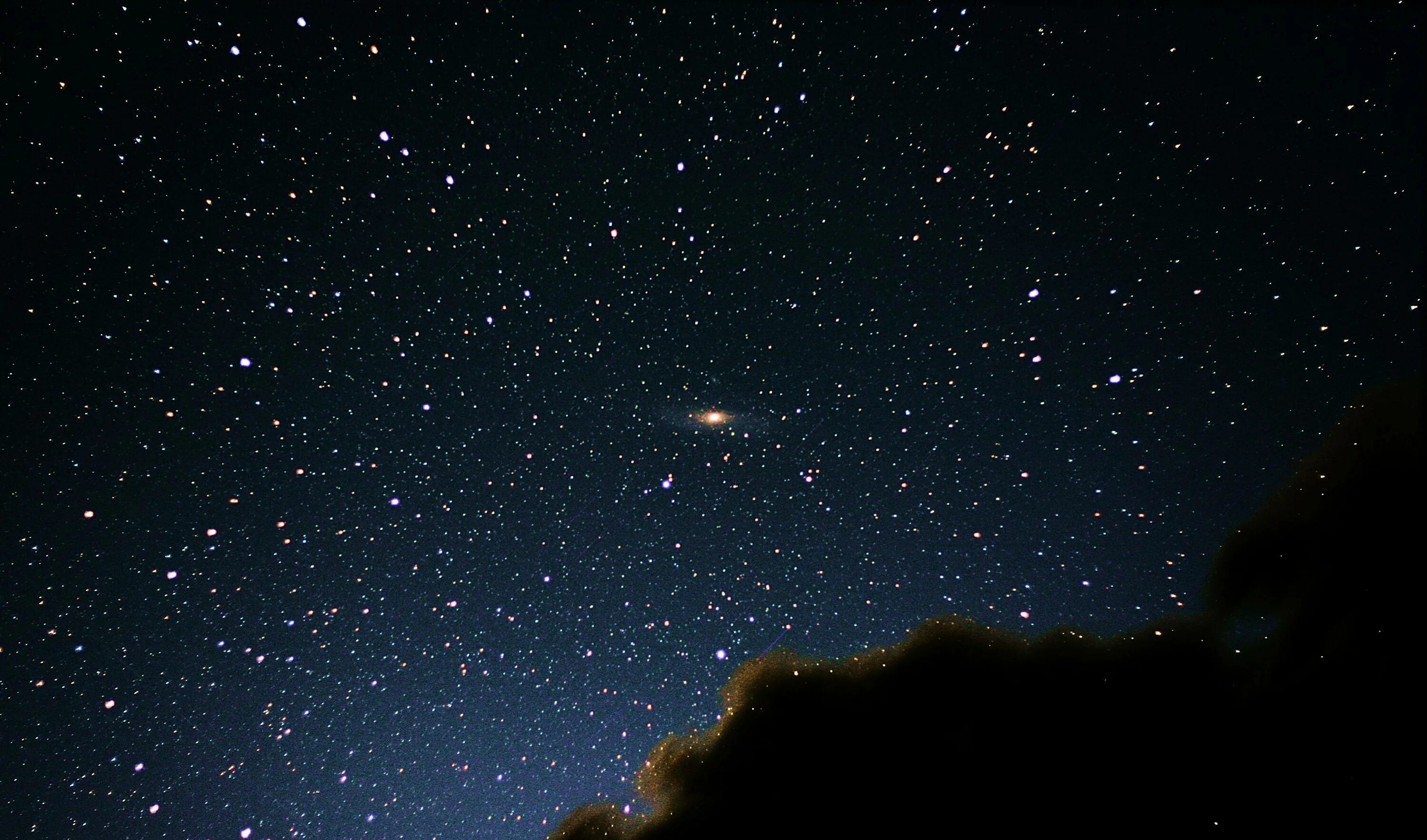 Звезды видимые с земли. Галактика Андромеды невооруженным глазом. Галактика Андромеда на ночном небе. Туманность Андромеды с земли. Галактика Андромеда с земли.