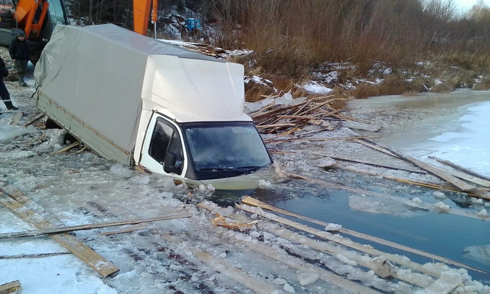Городе бирск река белая. Лед на реке бира. Бирск ледовая переправа. Бирск белая. Бирск ледовая переправа.