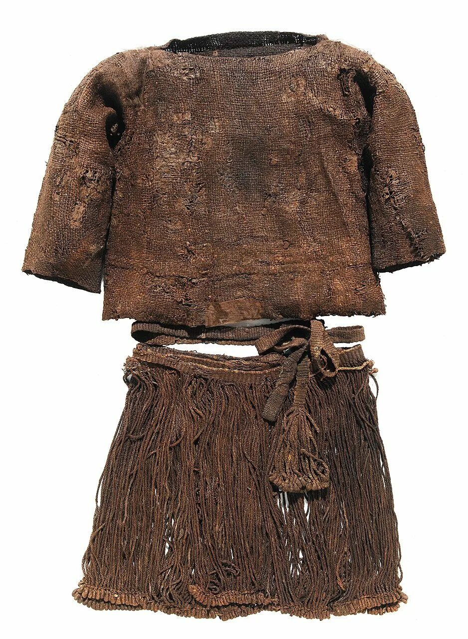 Первые одежда купить. Древняя одежда. Одежда первобытных людей. Одежда из шкур животных. Одежда в древности из шкуры.