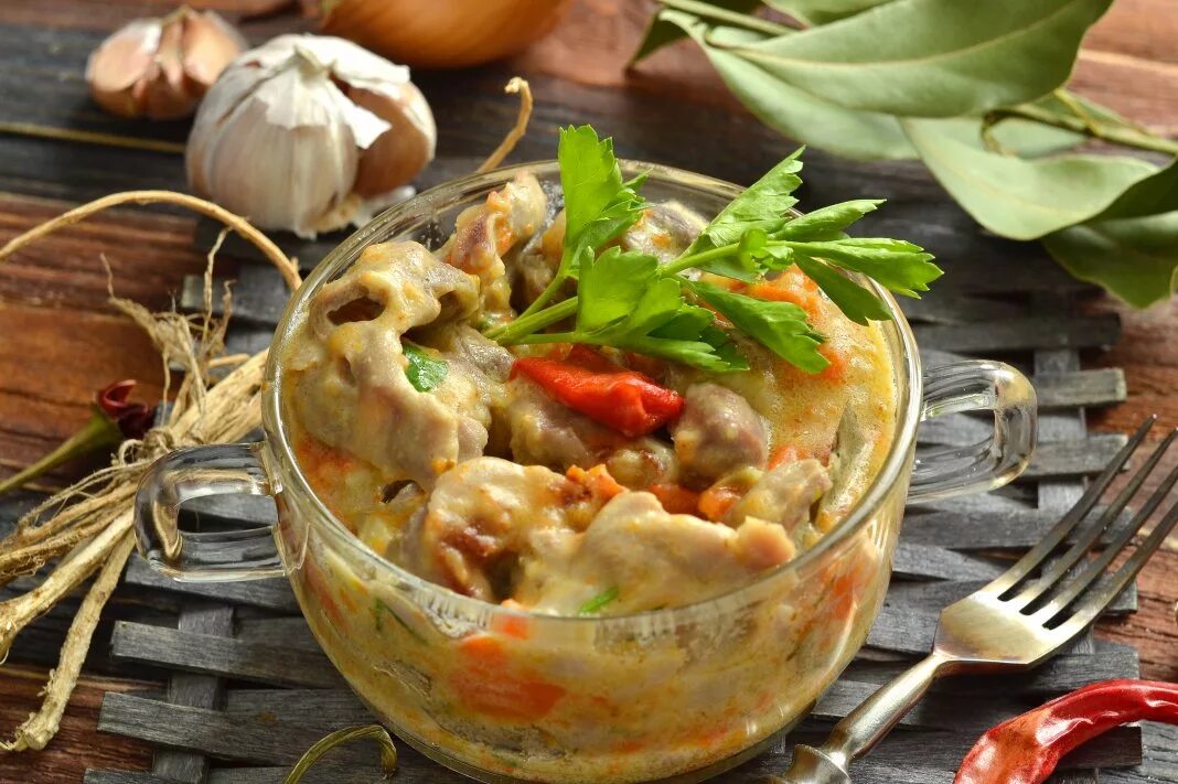 Желудки куриные в сметане с морковью. Тушеные куриные желудки. желудочки тушеные в сметане. куриные желудки тушеные в сметане. желудочки куриные в сметане.