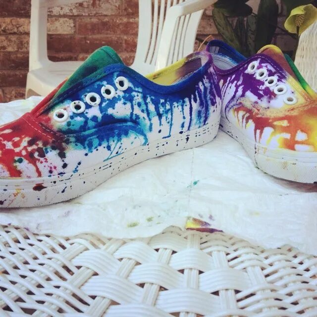 краска для тканевых кроссовок. покрасить кроссовки. покрасил кроссовки краской. покрасить белые кроссовки. покраска кроссовок баллончиком.