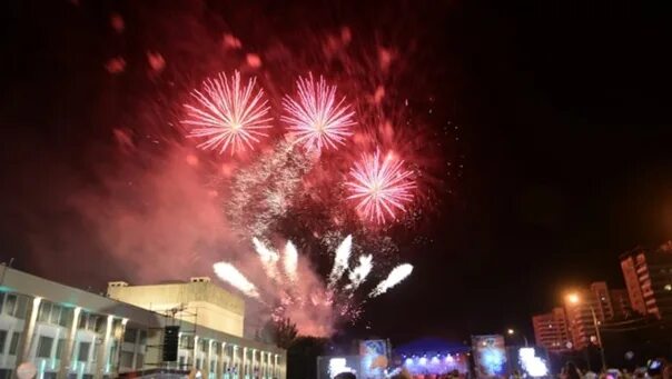 День города волжский 2024 когда кто приедет. Салют на весь город. День города сызрань. День города волжский 2022. Танцующий город.