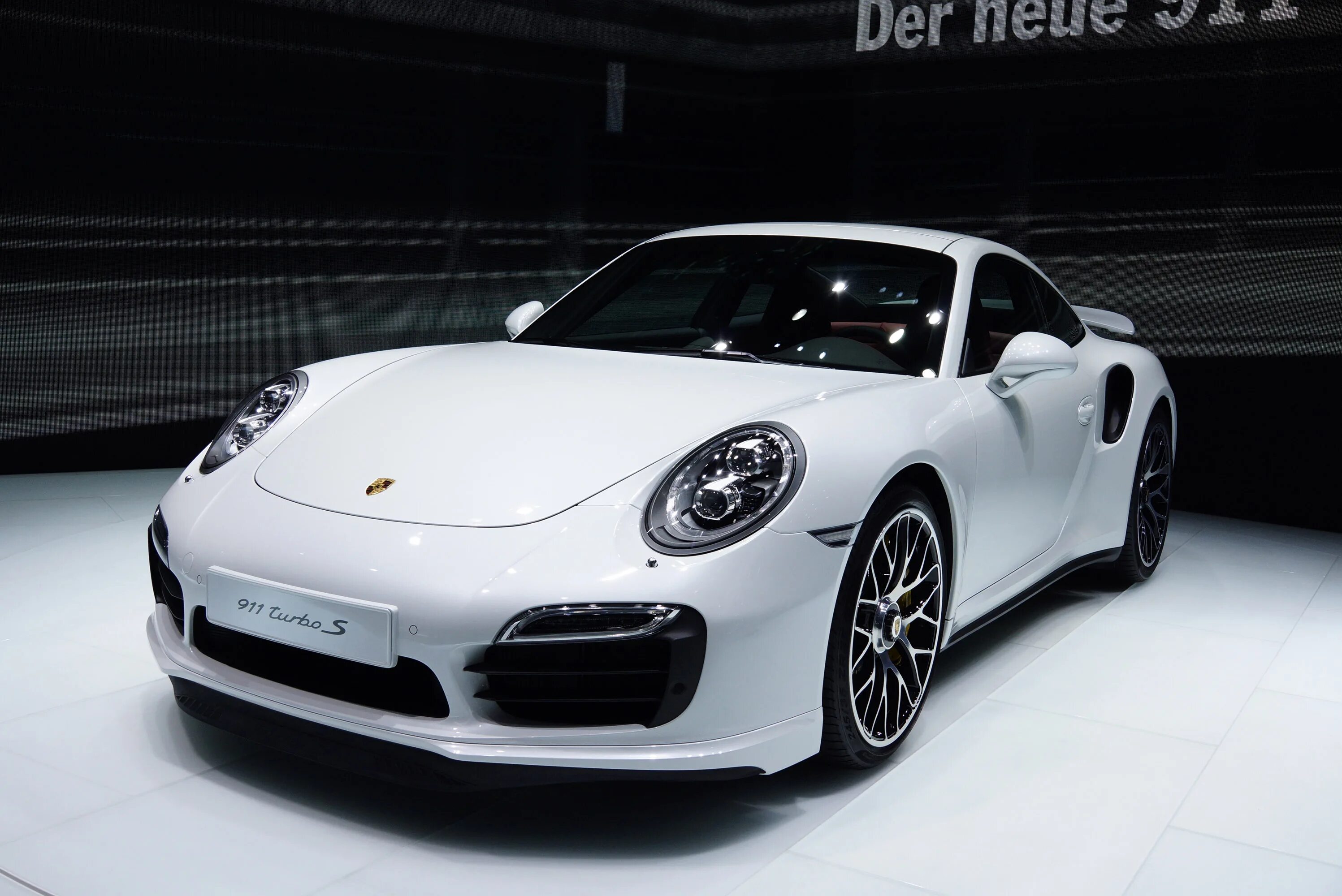 Porsche 911 Turbo. Порше 911 турбо s. Porsche 911 Turbo s автосалон. Porsche 911 Turbo s 2014.