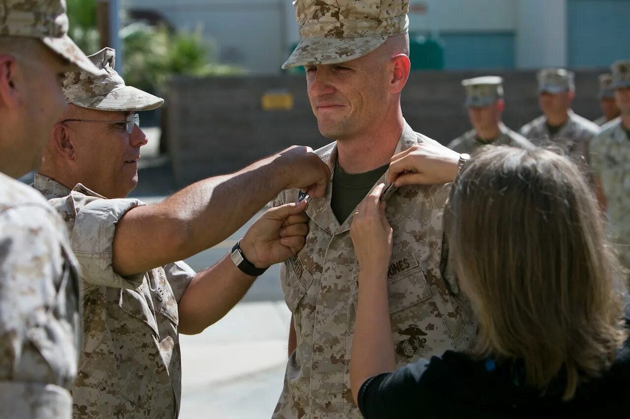 Сержант описание серий. Дрилл инструктор США. Дрилл сержант Marines. Ганнери сержант.