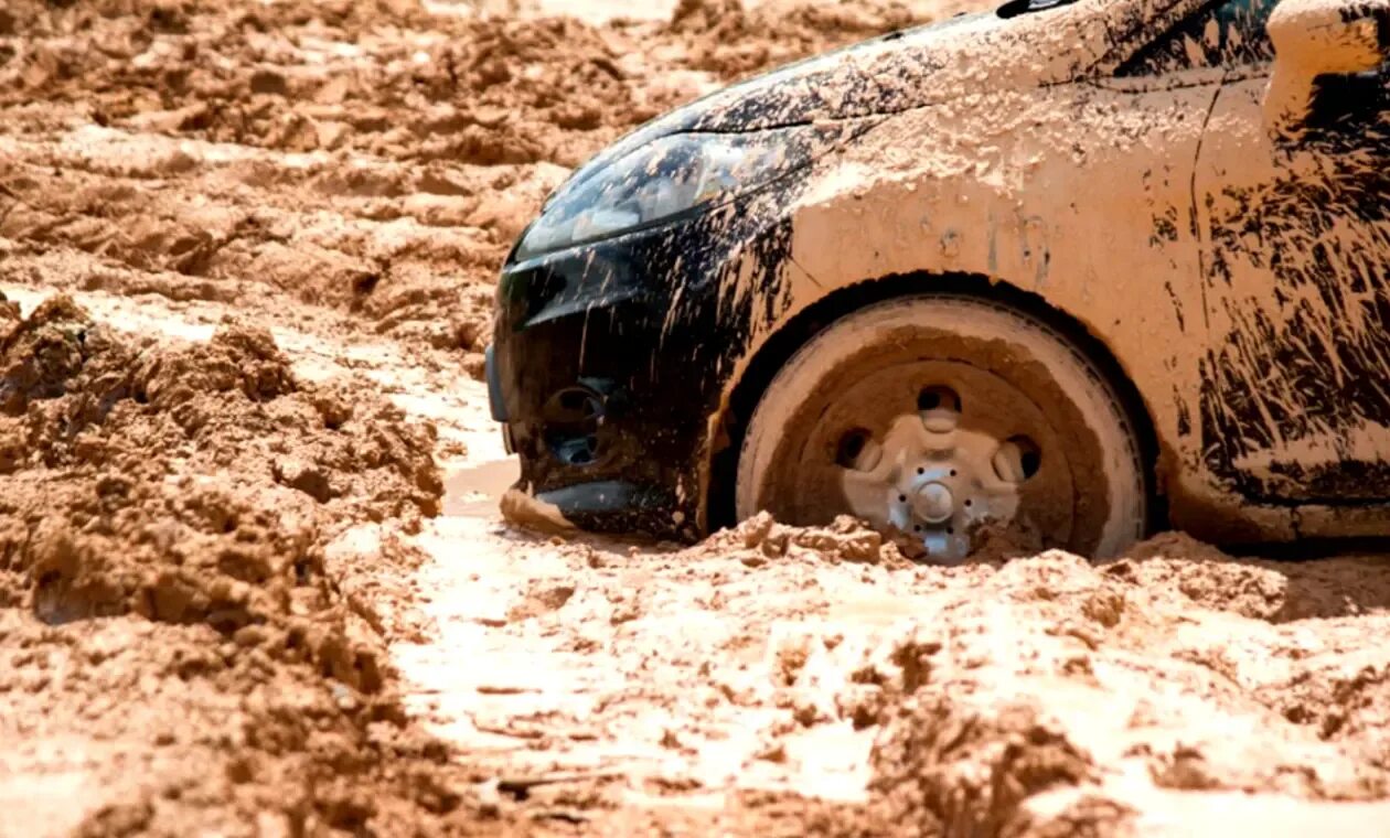 Jeep grand cherokee в грязи. Монстр трак гонки по грязи. Машины jeep grand cherokee по грязи. Очень грязная машина. Самая грязная машина.